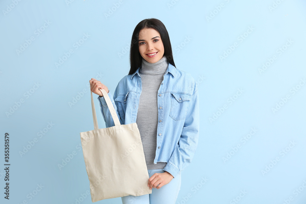 彩色背景环保袋的年轻女性