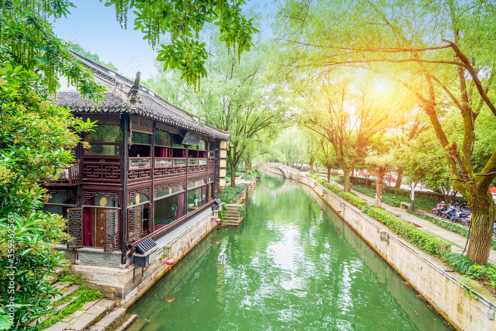 中国绍兴是著名的水乡，江南古镇众多。