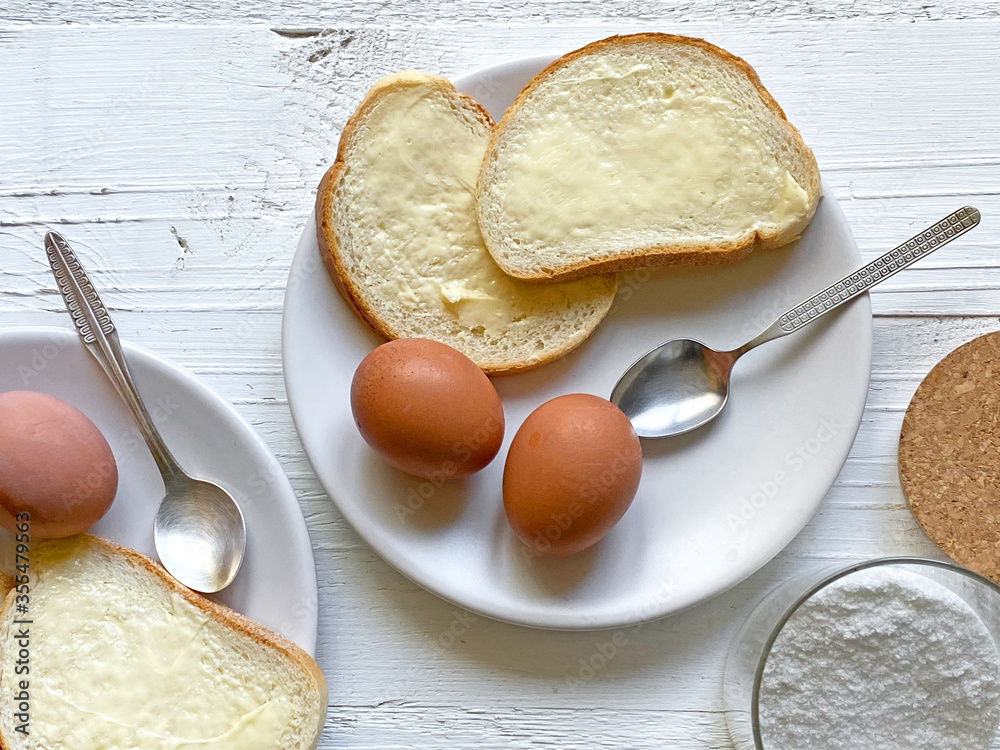黄油煮鸡蛋和面包