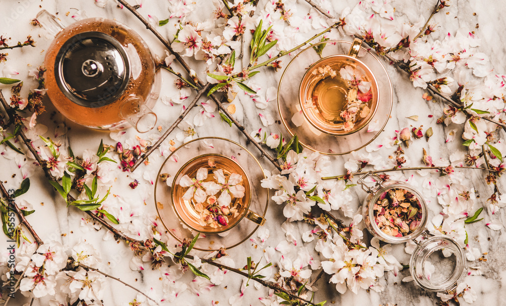 平躺红茶，杯子和茶壶里有干玫瑰花，白色大理石背景，带春天