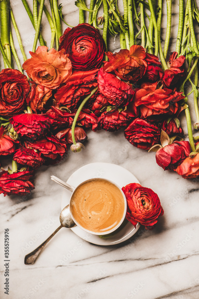 一杯黑意式浓缩咖啡或卡布奇诺，一堆红色毛茛花覆盖白色