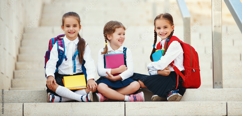 快乐的孩子女朋友女学生小学。