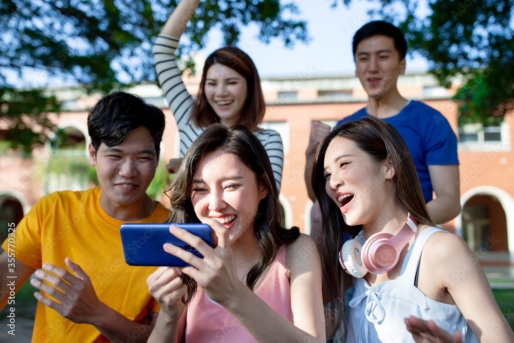 亚洲青少年使用智能手机