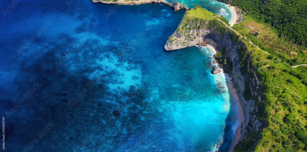 海上和岩石鸟瞰图。俯视图蓝色背景。空中夏日海景。努沙佩伊