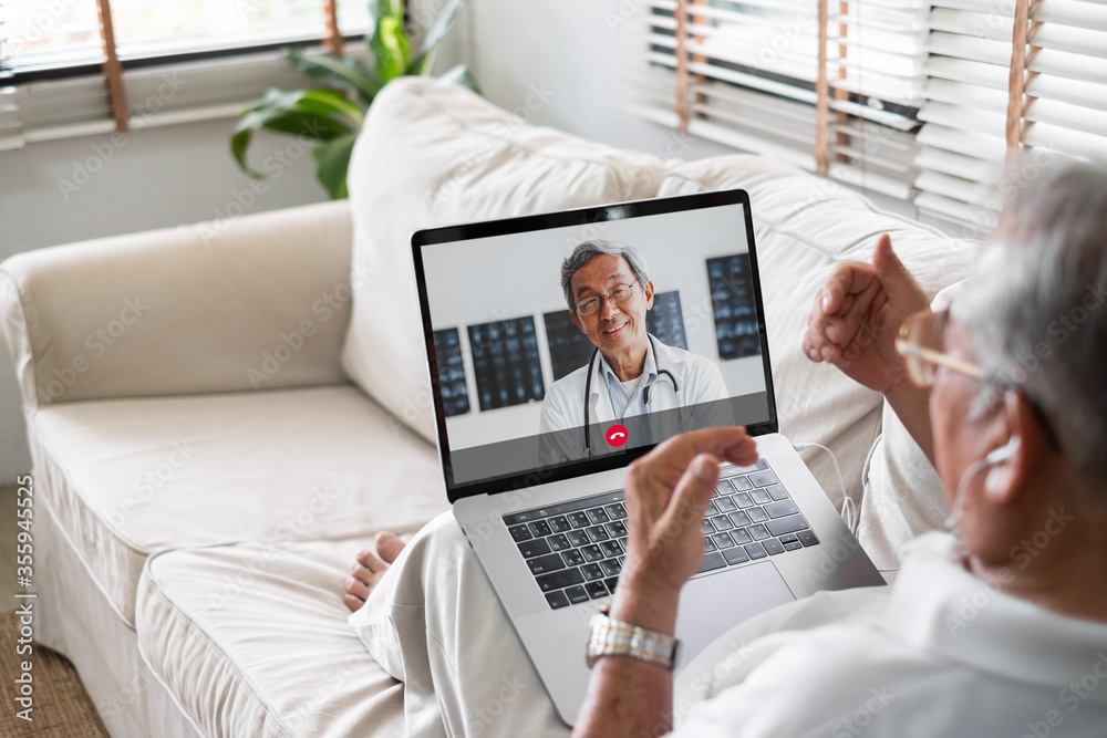 亚洲老年人与医生视频通话远程医疗远程医疗概念