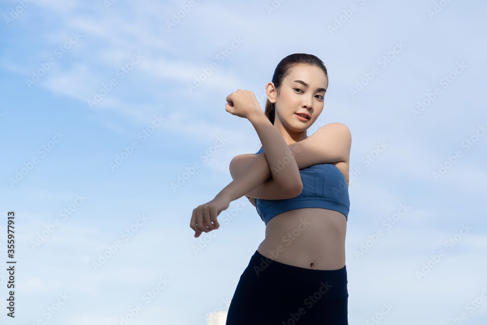 年轻美女亚洲女子户外屋顶热身伸展运动