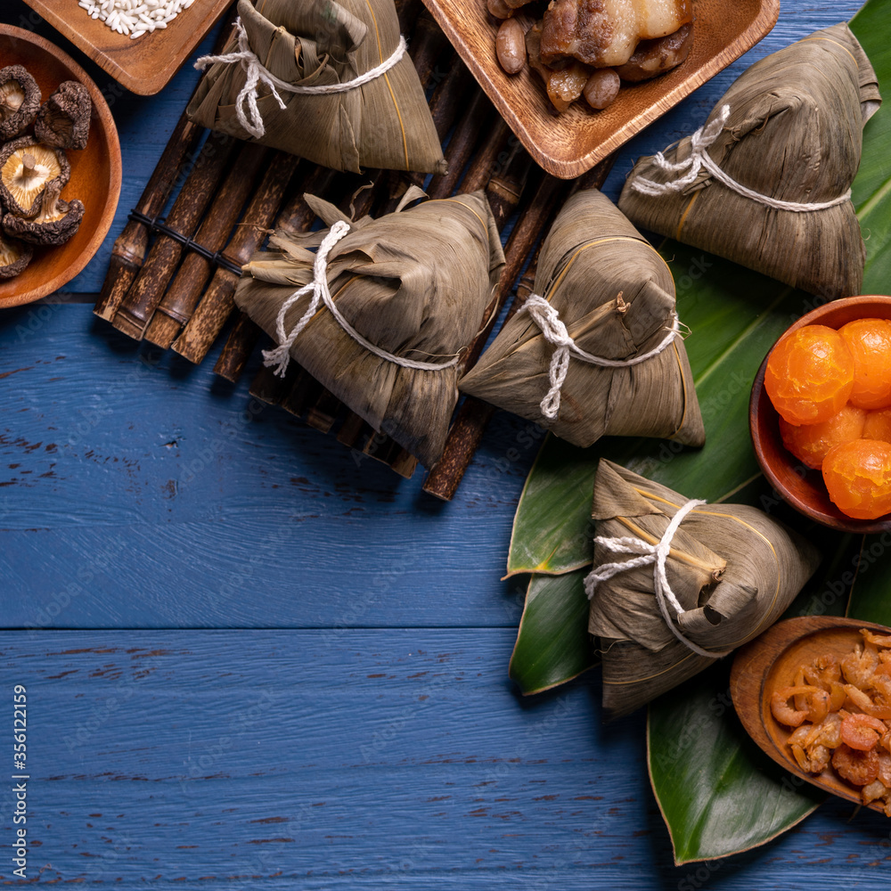 粽子-端午节概念粽子，传统中式食物在蓝色木背上