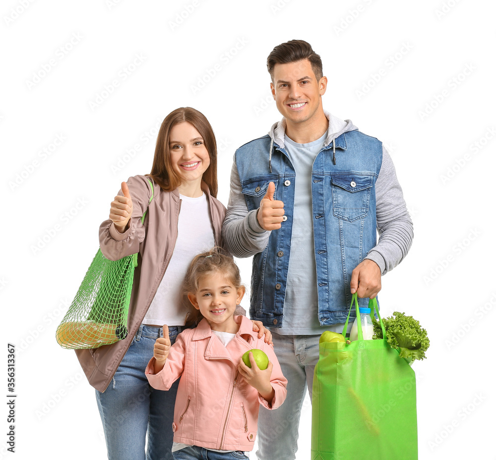一家人拿着装在袋子里的食物，在白色背景上做拇指向上的手势