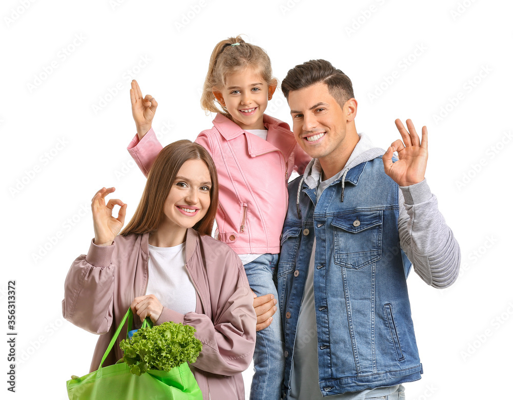 一家人拿着包里的食物在白底上显示OK手势