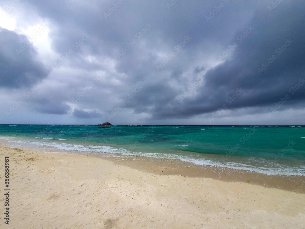 巨大的巨浪和肆虐的风暴逼近马尔代夫的异国海滩