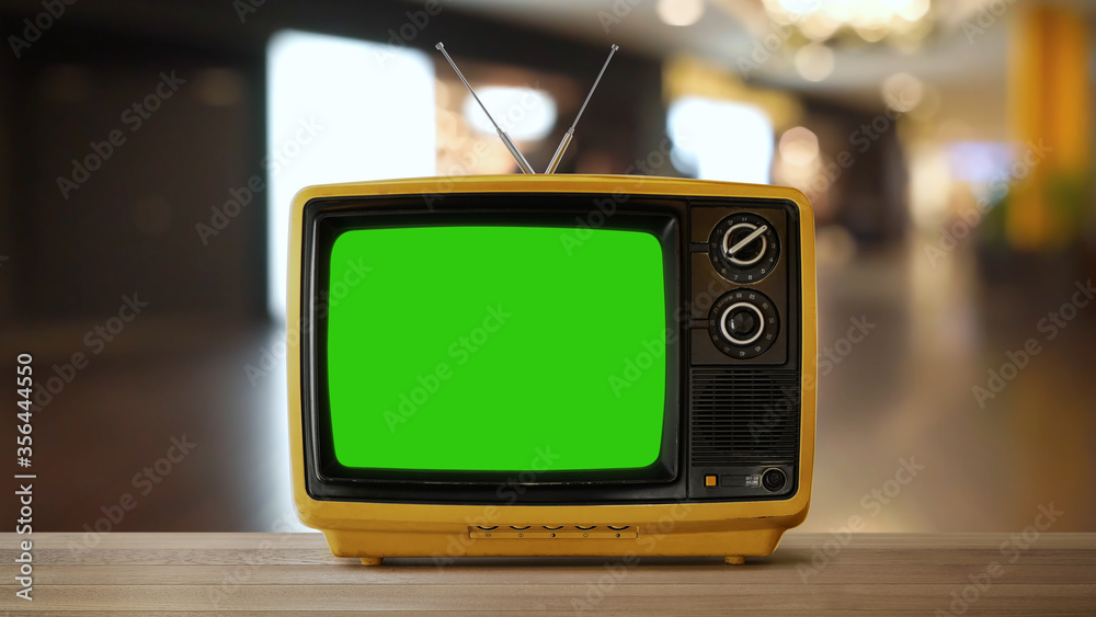 黄橙色老式复古电视