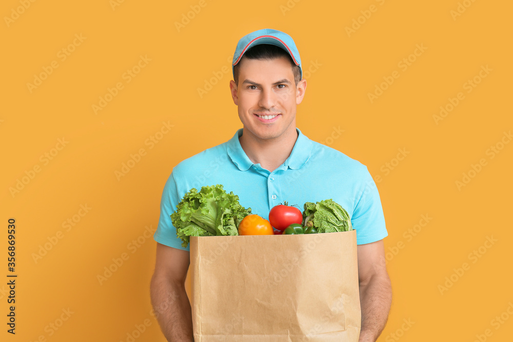 外卖员带着彩色背景的袋子里的食物
