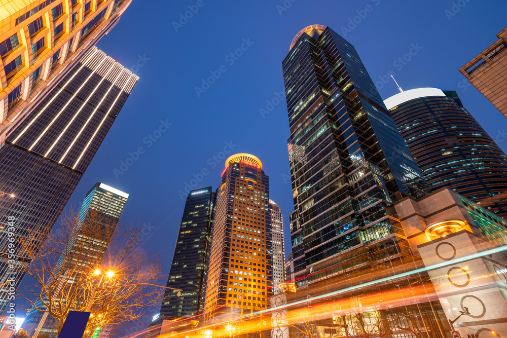深圳现代建筑与街道交通光影轨道