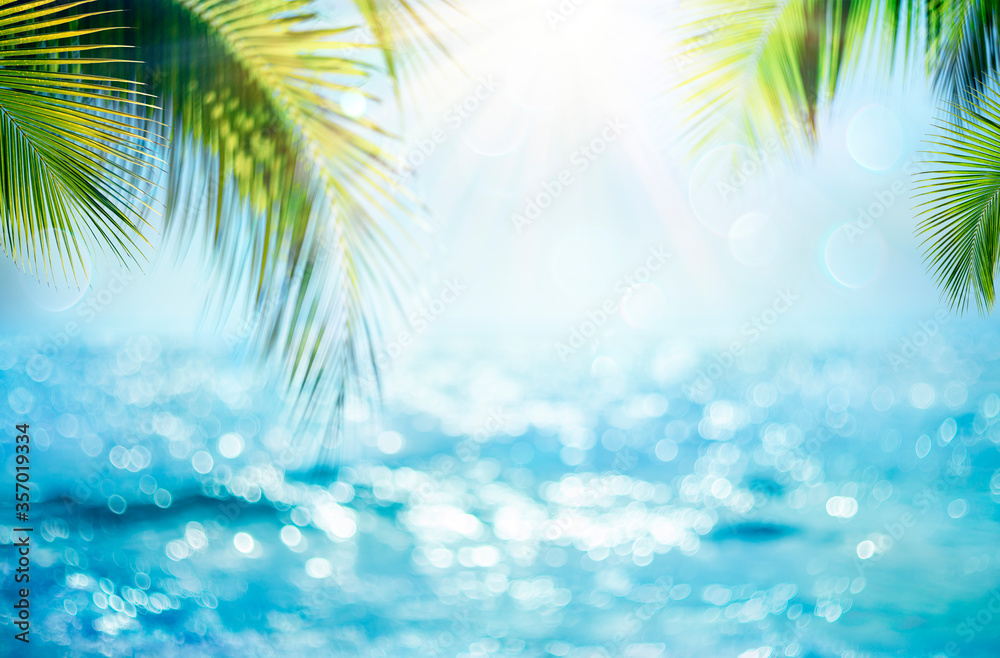 蓝色的天空和海洋，波凯的光和棕榈树的叶子-暑假概念