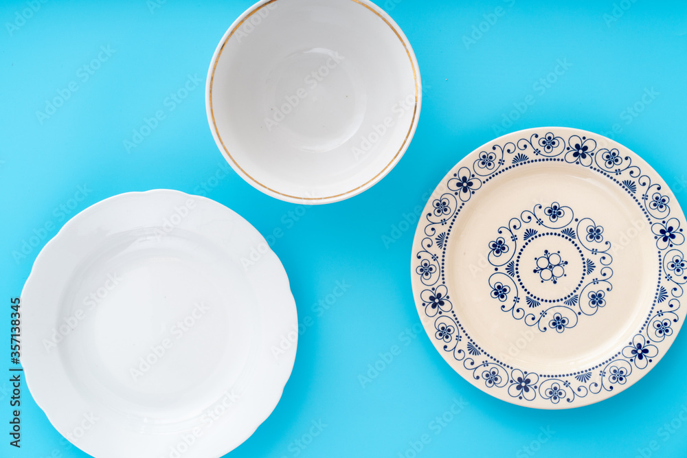 餐具，淡紫色桌子上的盘子和碗，俯视图，平放。