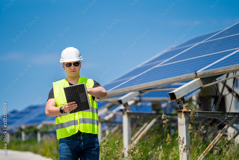 技术人员在太阳能发电厂检查太阳能电池板的效率。