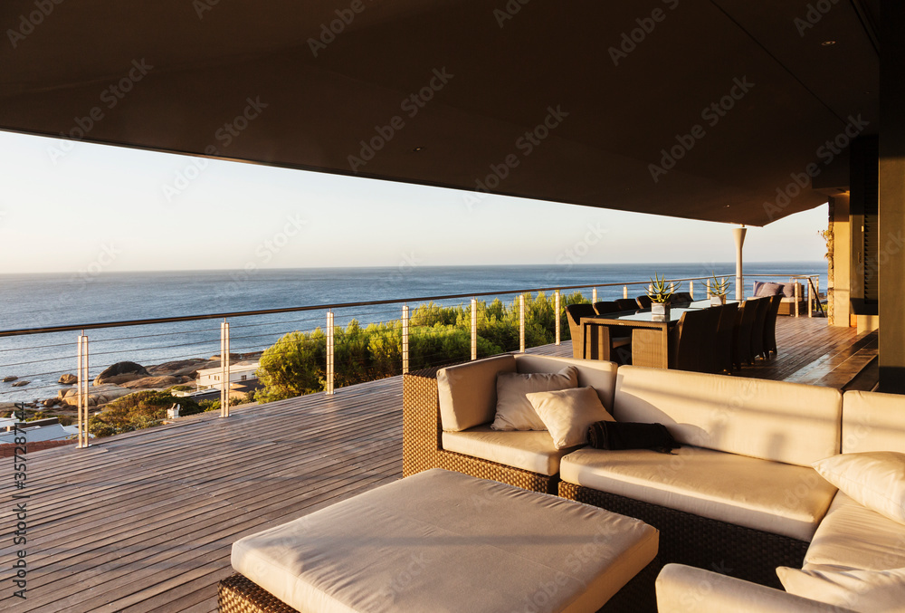 俯瞰大海的豪华露台上的沙发和桌子