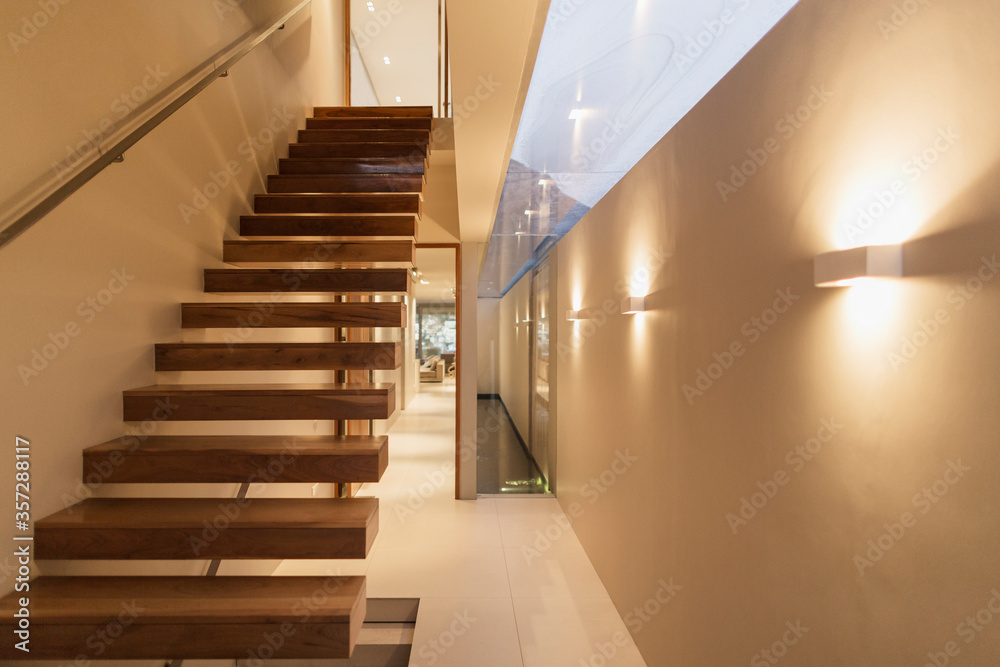 现代住宅中的楼梯和走廊