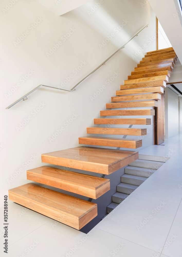 现代住宅中的浮动楼梯和走廊