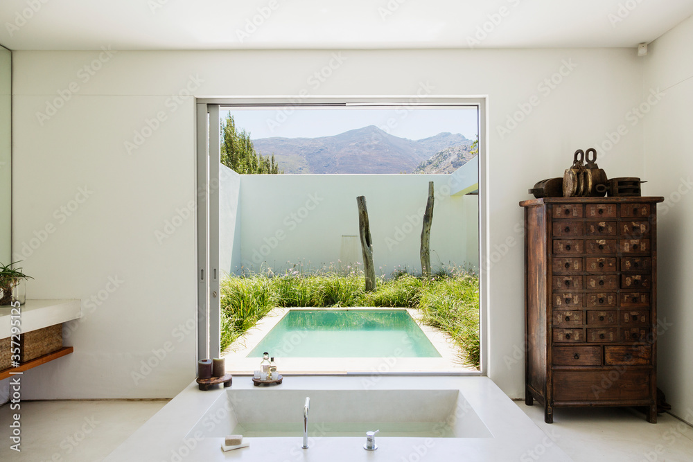 俯瞰豪华浸泡池的现代化浴室