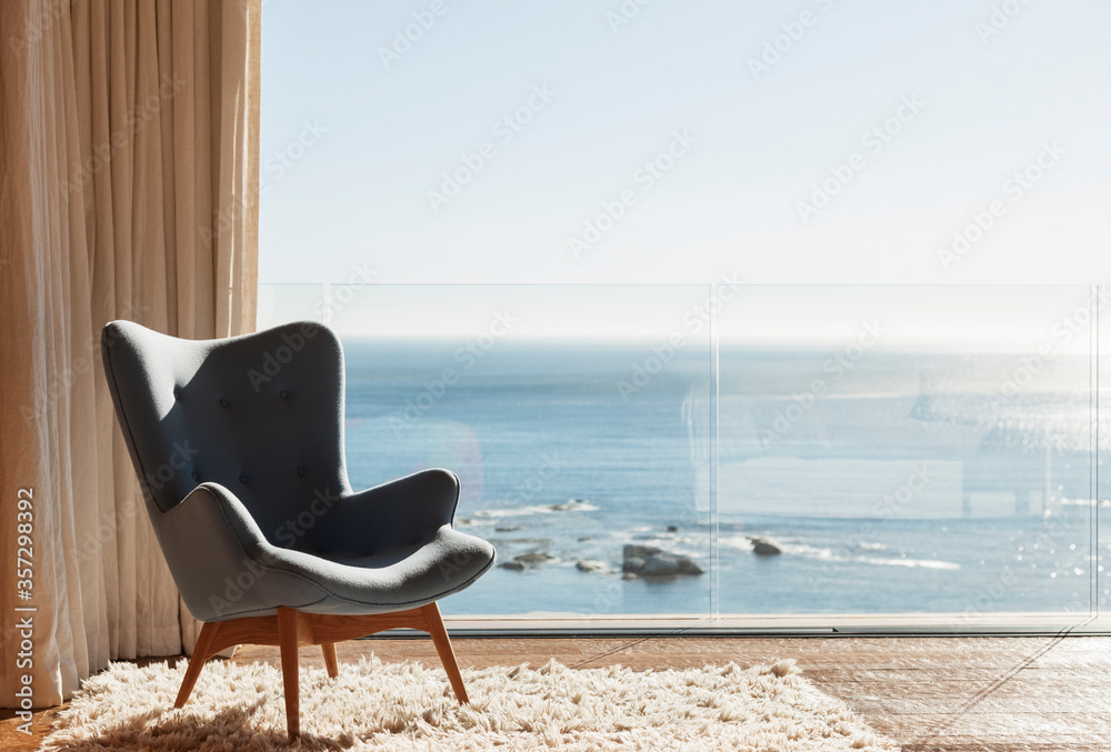 阳光明媚的窗户上的椅子俯瞰大海