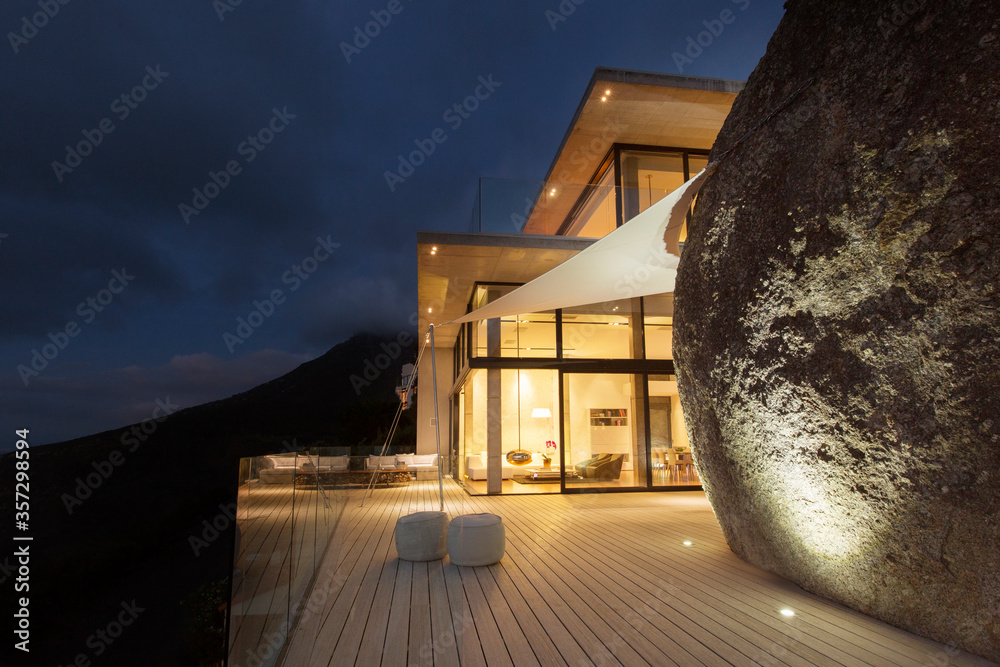 带岩石特色和阳台的照明现代住宅