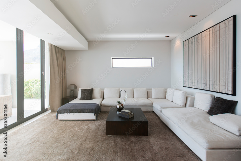 带沙发的现代客厅视图，咖啡桌抽象画