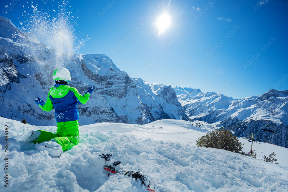 可爱的孩子在阳光明媚的山上滑雪后坐着休息的肖像全景复制空间