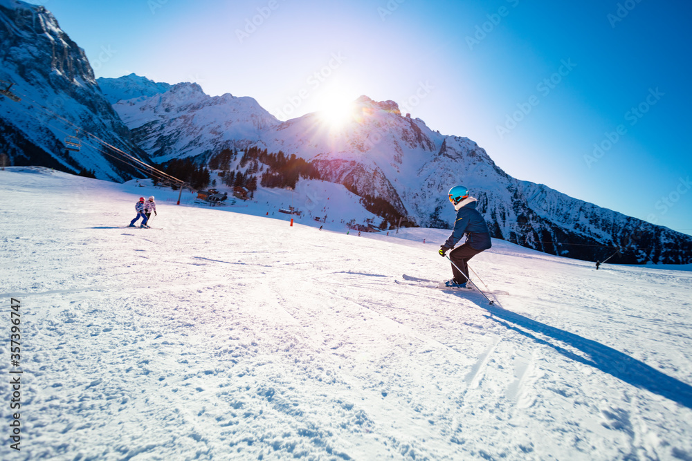 日落前，一群孩子在阿尔卑斯山的山坡上滑雪