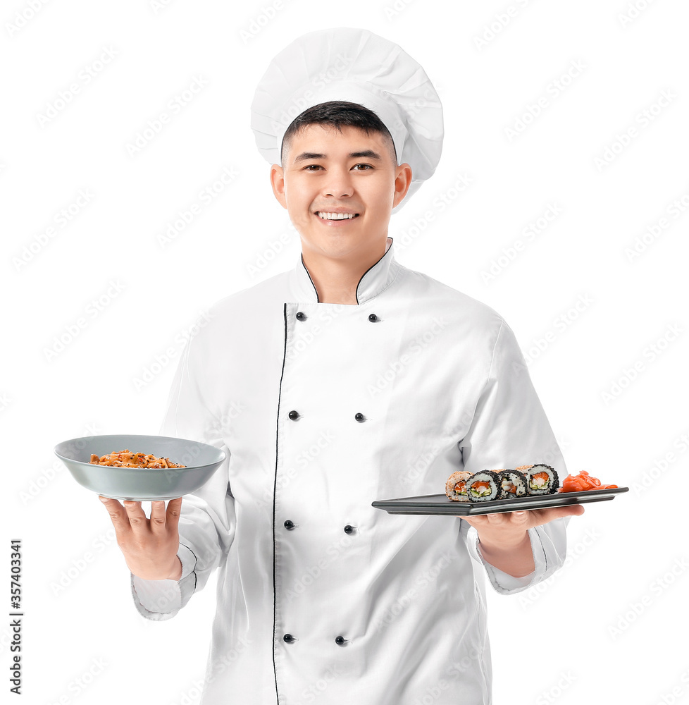 帅气的亚洲厨师，白底寿司卷