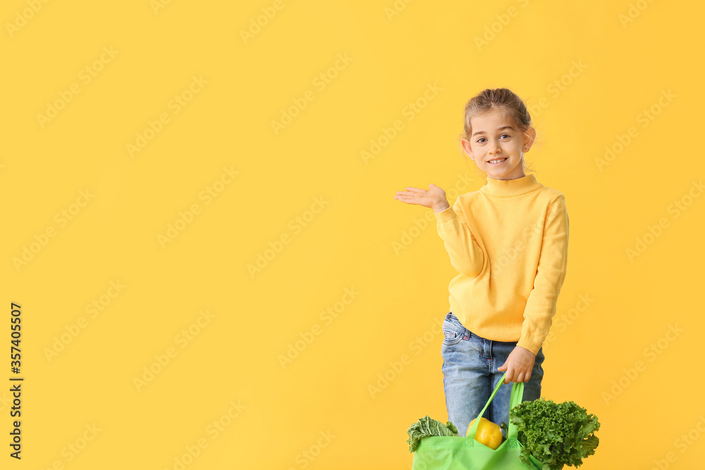 小女孩拿着彩色背景的袋子里的食物
