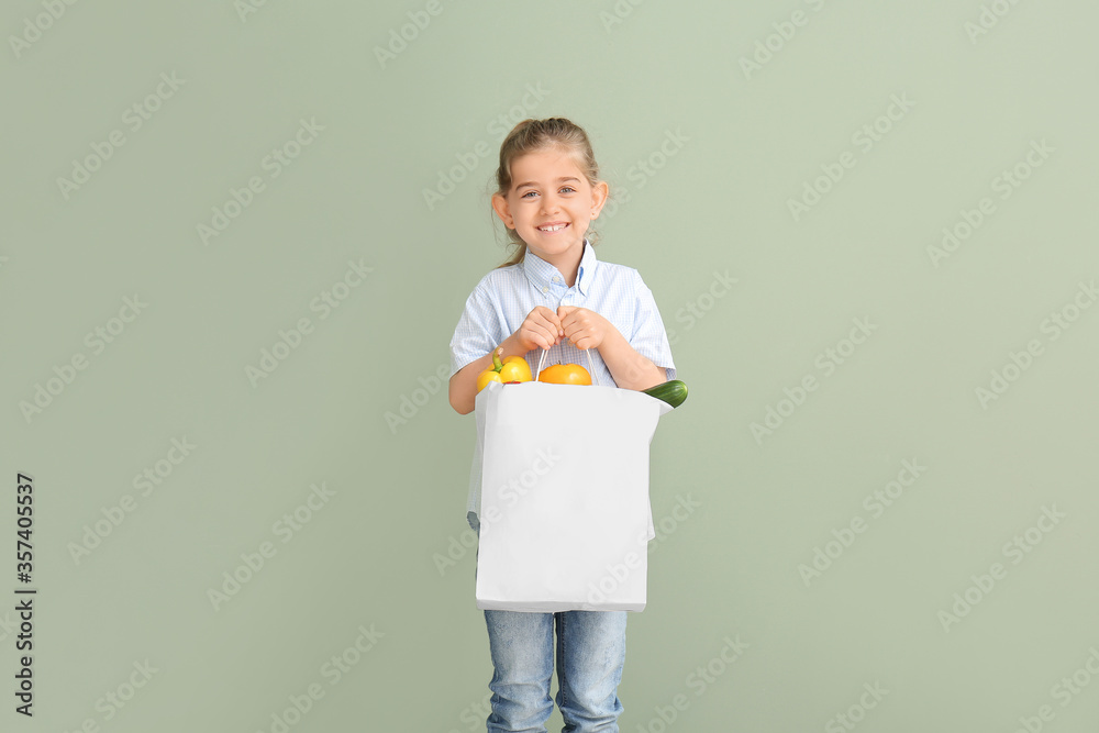 彩色背景的袋子里装着食物的小女孩