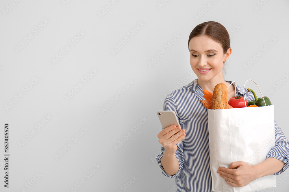 年轻女子，包里有食物，背景是浅色手机