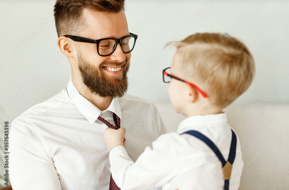快乐的儿子在家帮父亲系领带。