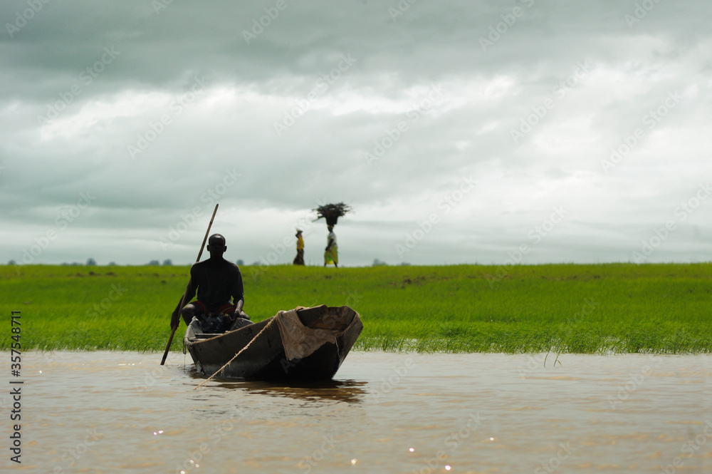 非洲河驳船上的渔民场景
