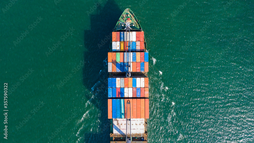 海上集装箱货船鸟瞰图，工商商业全球进出口物流