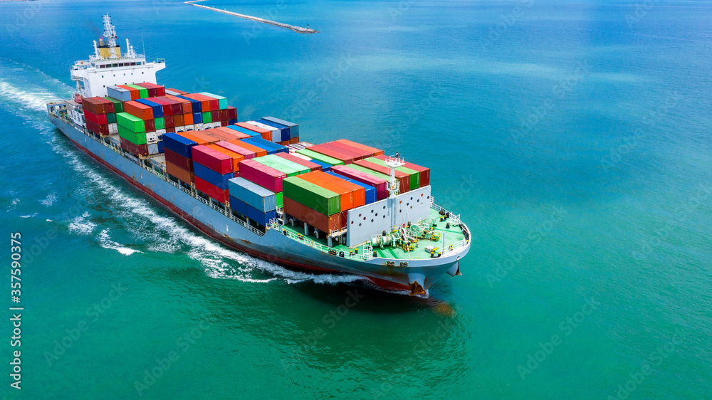 海港码头的集装箱船，集装箱货船货运公司商业世界