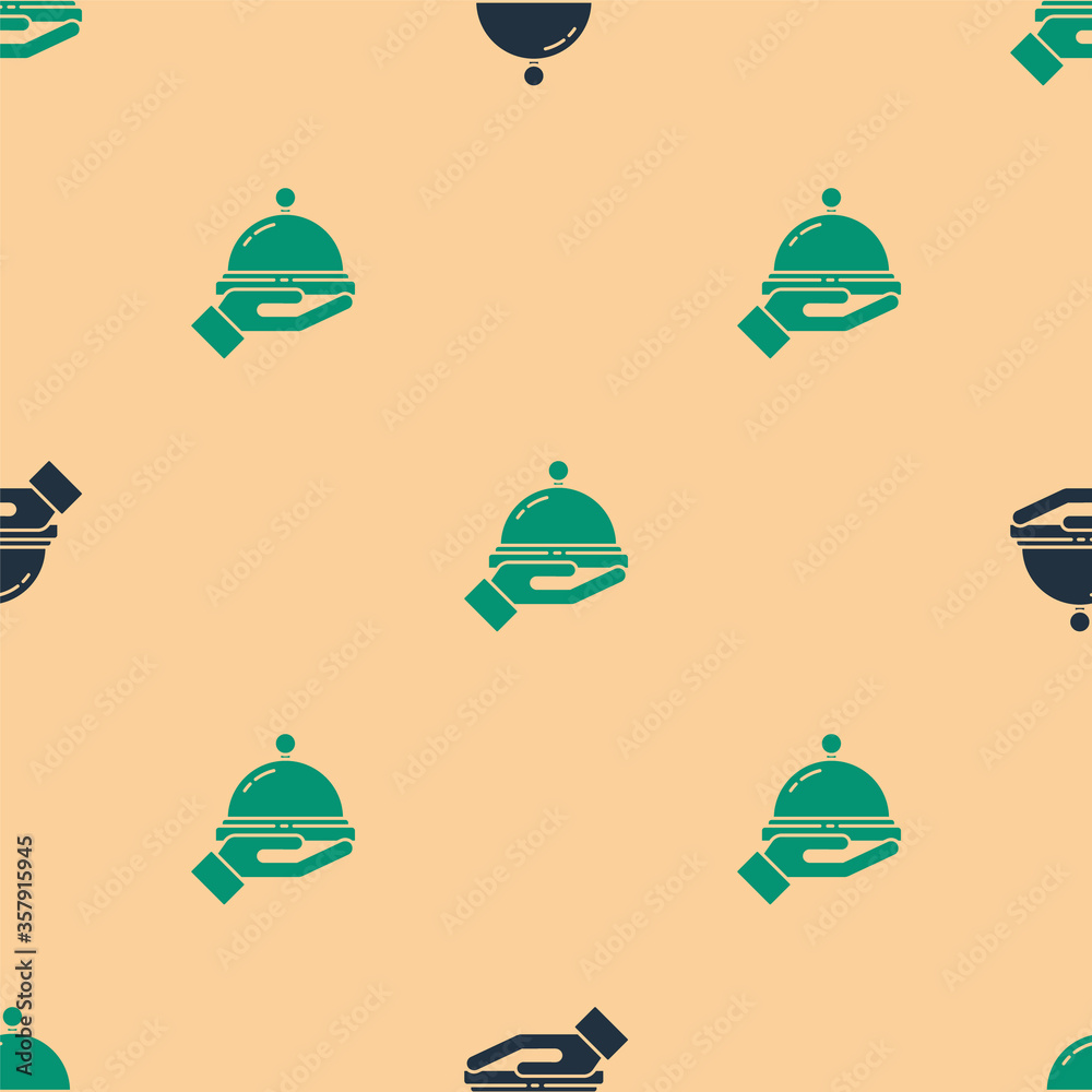 绿色和黑色，米色背景上覆盖着一托盘食物图标隔离无缝图案。托盘