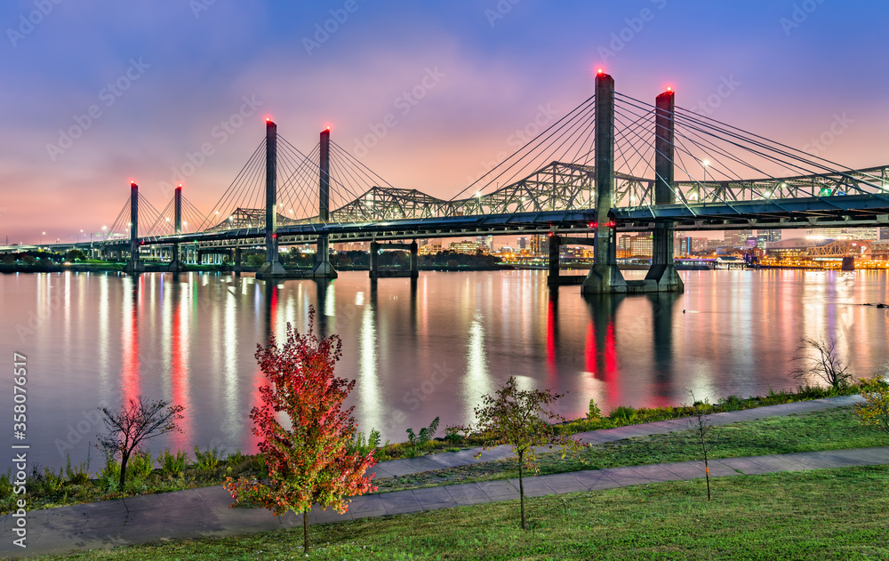肯塔基州路易斯维尔和印第安纳州杰斐逊维尔之间横跨俄亥俄河的桥梁