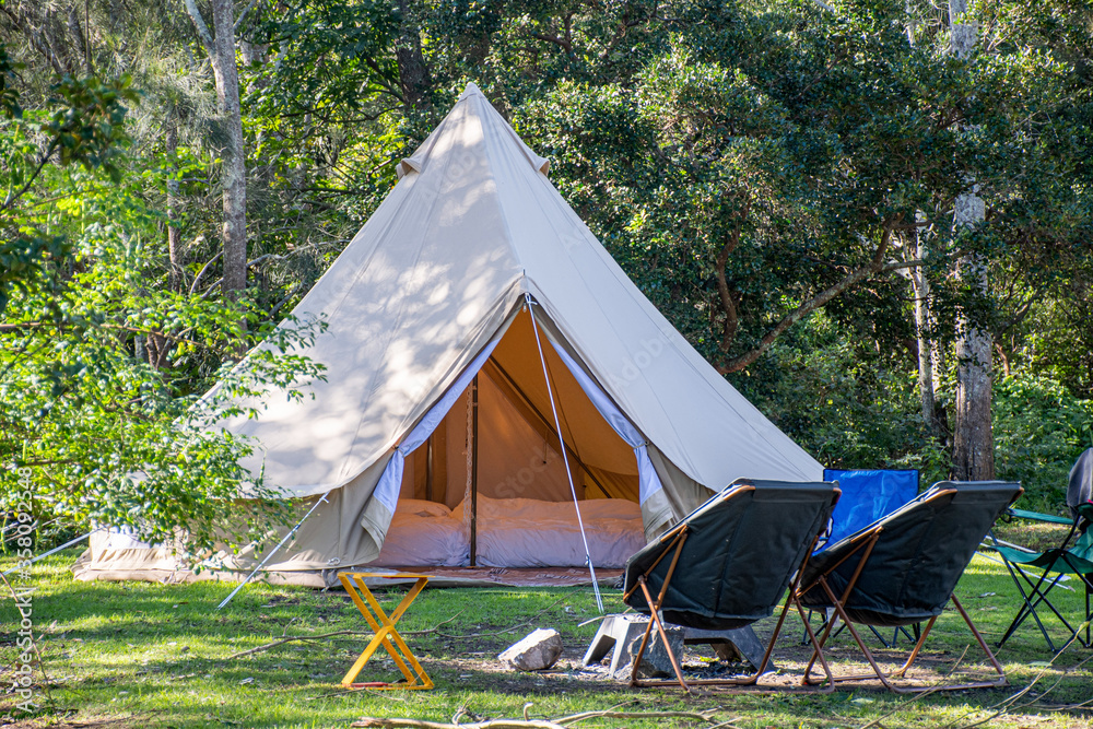 露营地迷人的帐篷和椅子