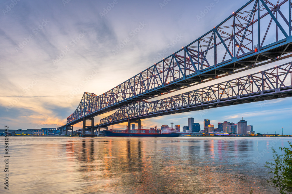 美国路易斯安那州新奥尔良市密西西比河上的新月城连接桥