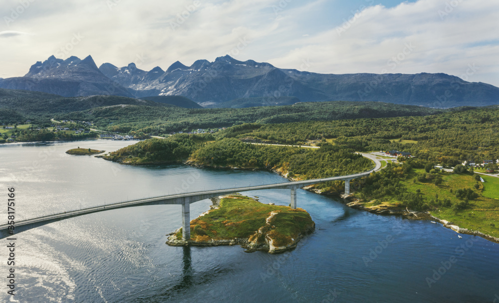 鸟瞰挪威Saltstraumen桥路景观斯堪的纳维亚自然著名地标