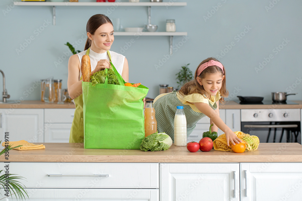 母女俩在厨房打开市场上的新鲜产品