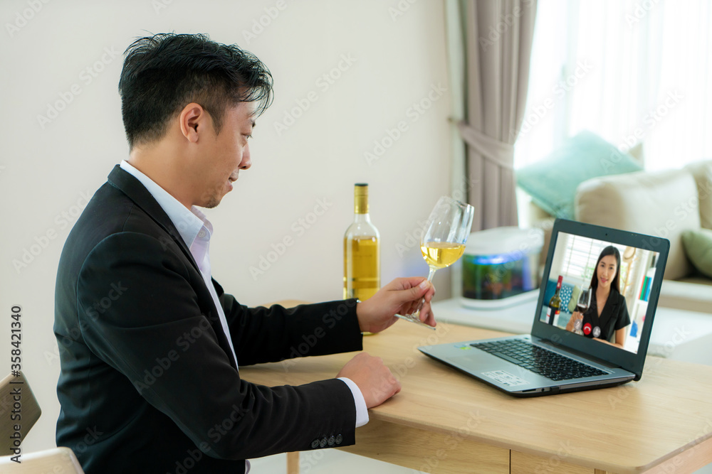 亚洲男子虚拟欢乐时光聚会，和他的朋友一起在线喝白葡萄酒