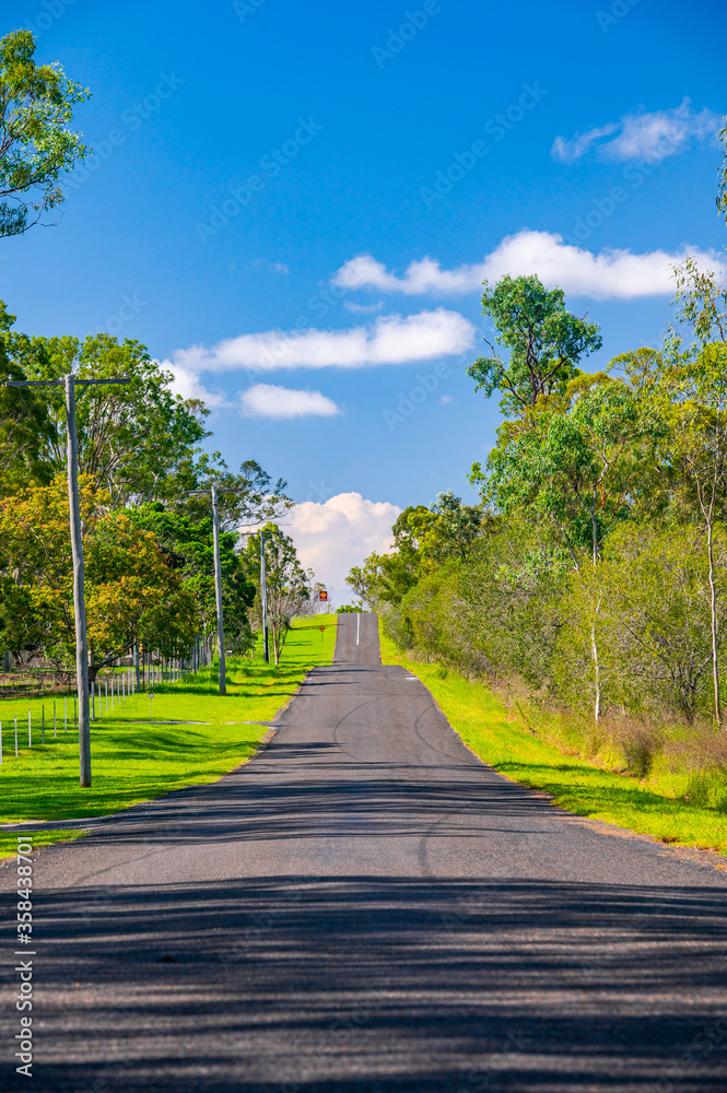 昆士兰的沥青乡村公路（卡利奥佩的席林路），电线杆和线路都在运行