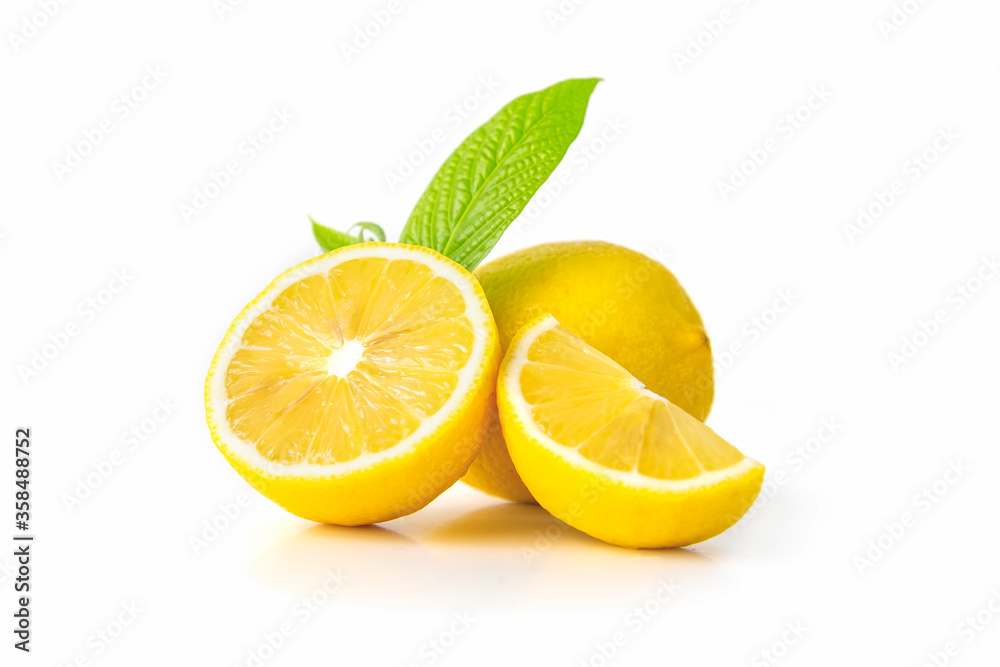 白色背景下的新鲜柠檬果特写。食物与健康概念