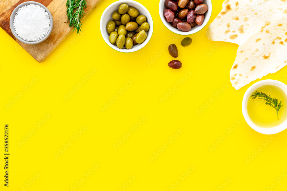 意大利橄榄、油、面包-开胃菜和小吃-俯视复制空间