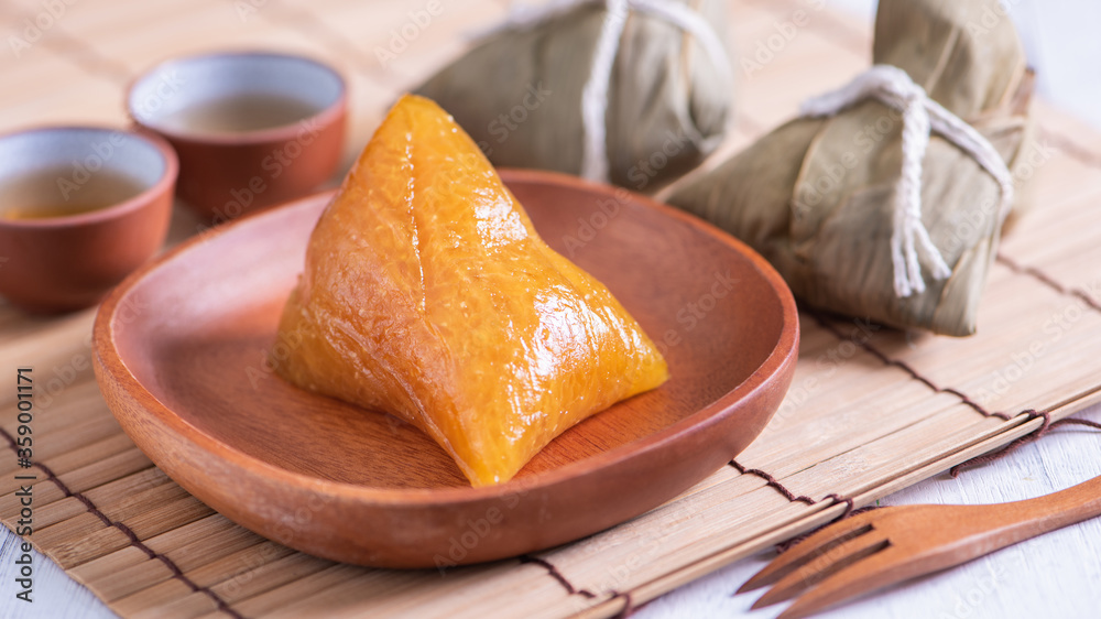 粽子-碱性粽子-为Drago准备的中国传统甜食水晶食品