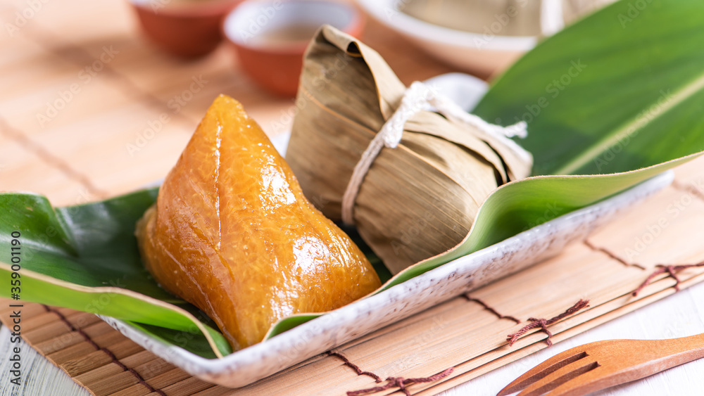 粽子-碱性粽子-装在盘子里的中国传统甜水晶食品，供Drago食用