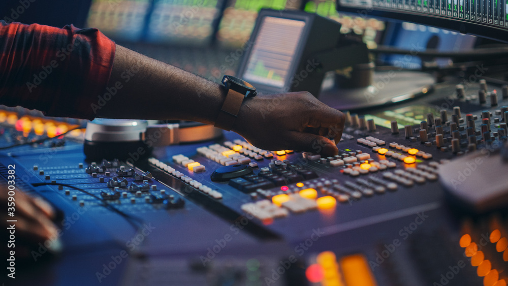 音频工程师、音乐创作者、音乐家、艺术家在音乐唱片工作室工作，使用表面控制